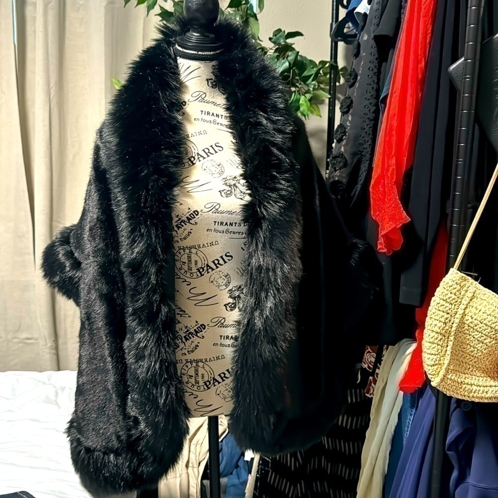 Faux fur Old Dird shrug